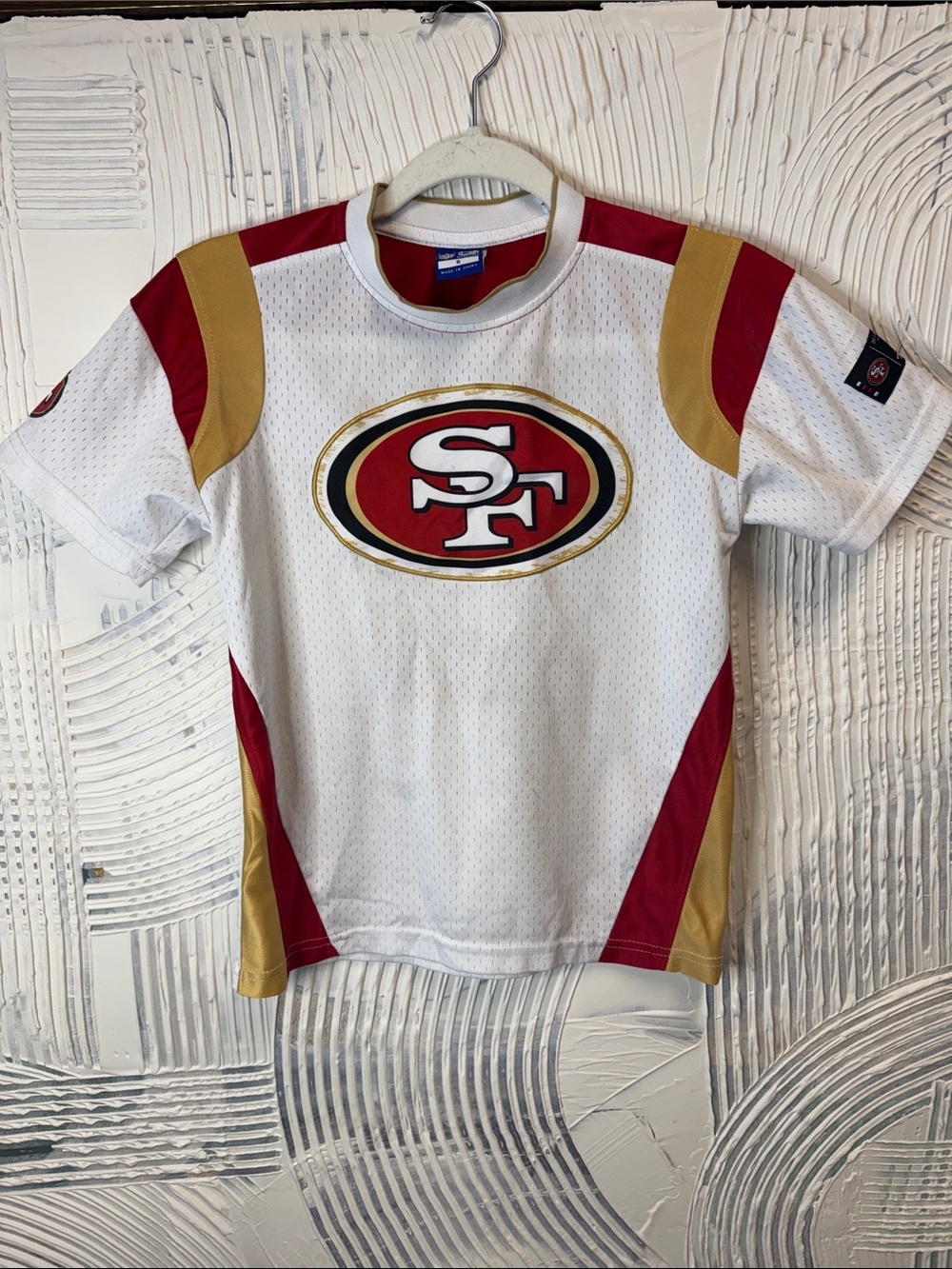 Kids San Francisco 49ers Football Tee in White, Red & Gold N0660